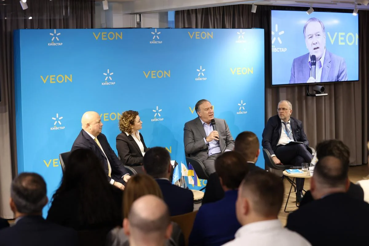 Колишній держсекретар США, член Наглядової ради Київстару Майк Помпео зустрівся в Україні з колективом телеком оператора